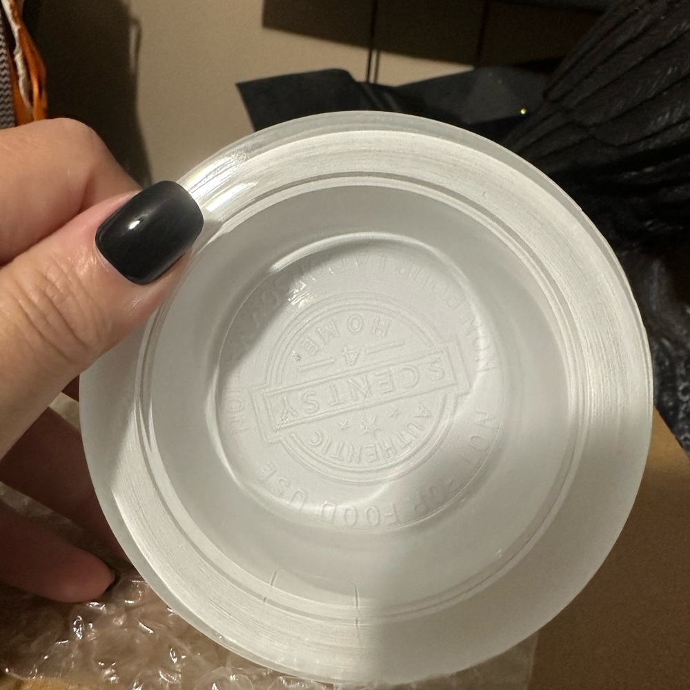 Scentsy White and Black Floral Wax Warmer - Picture 6 of 6